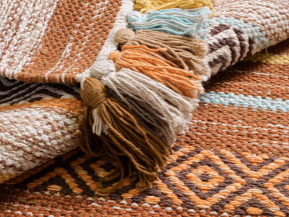 Handgewebter, moderner Indo Kelim Orientteppich von Khademi aus Baumwolle, orange, mehrfarbig. Geometrisches Design. Von Hand gewebt in Indien. Größe: 150x80cm. Teppichnummer: KB4-1650. Verkauf durch Jupiter Intl.