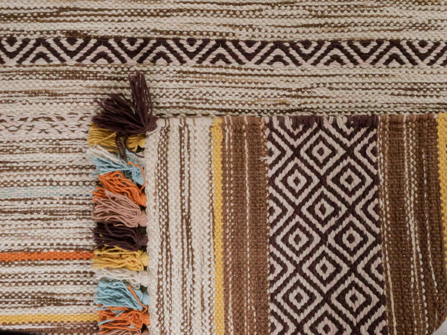 Handgewebter, moderner Indo Kelim Orientteppich von Khademi aus Baumwolle, orange, mehrfarbig. Geometrisches Design. Von Hand gewebt in Indien. Größe: 150x80cm. Teppichnummer: KB4-1651. Verkauf durch Jupiter Intl.