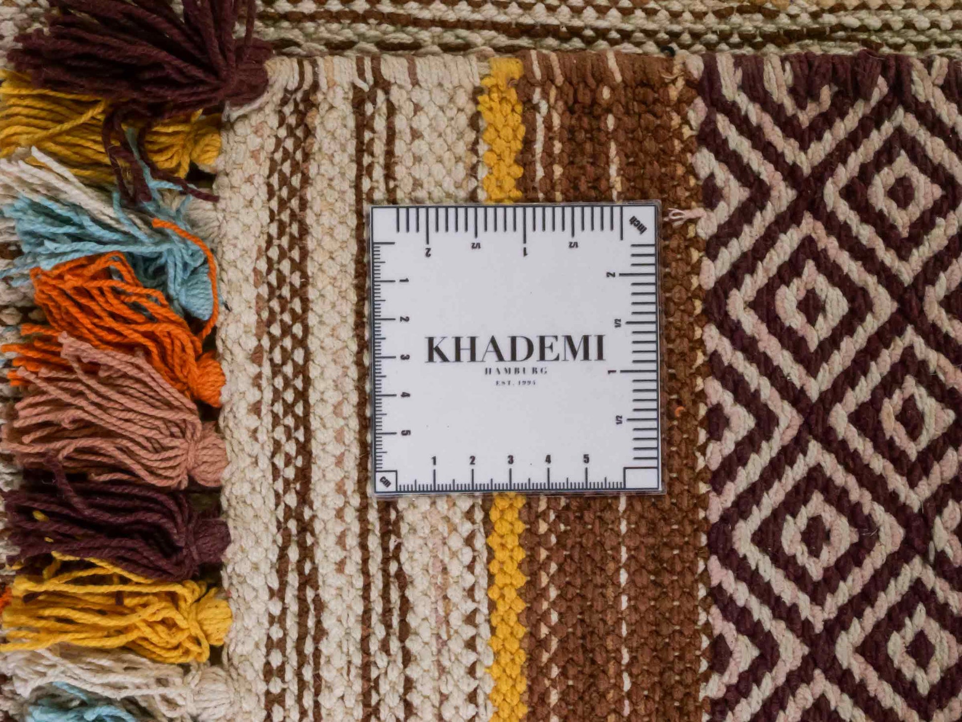 Handgewebter, moderner Indo Kelim Orientteppich von Khademi aus Baumwolle, orange, mehrfarbig. Geometrisches Design. Von Hand gewebt in Indien. Größe: 150x80cm. Teppichnummer: KB4-1651. Verkauf durch Jupiter Intl.