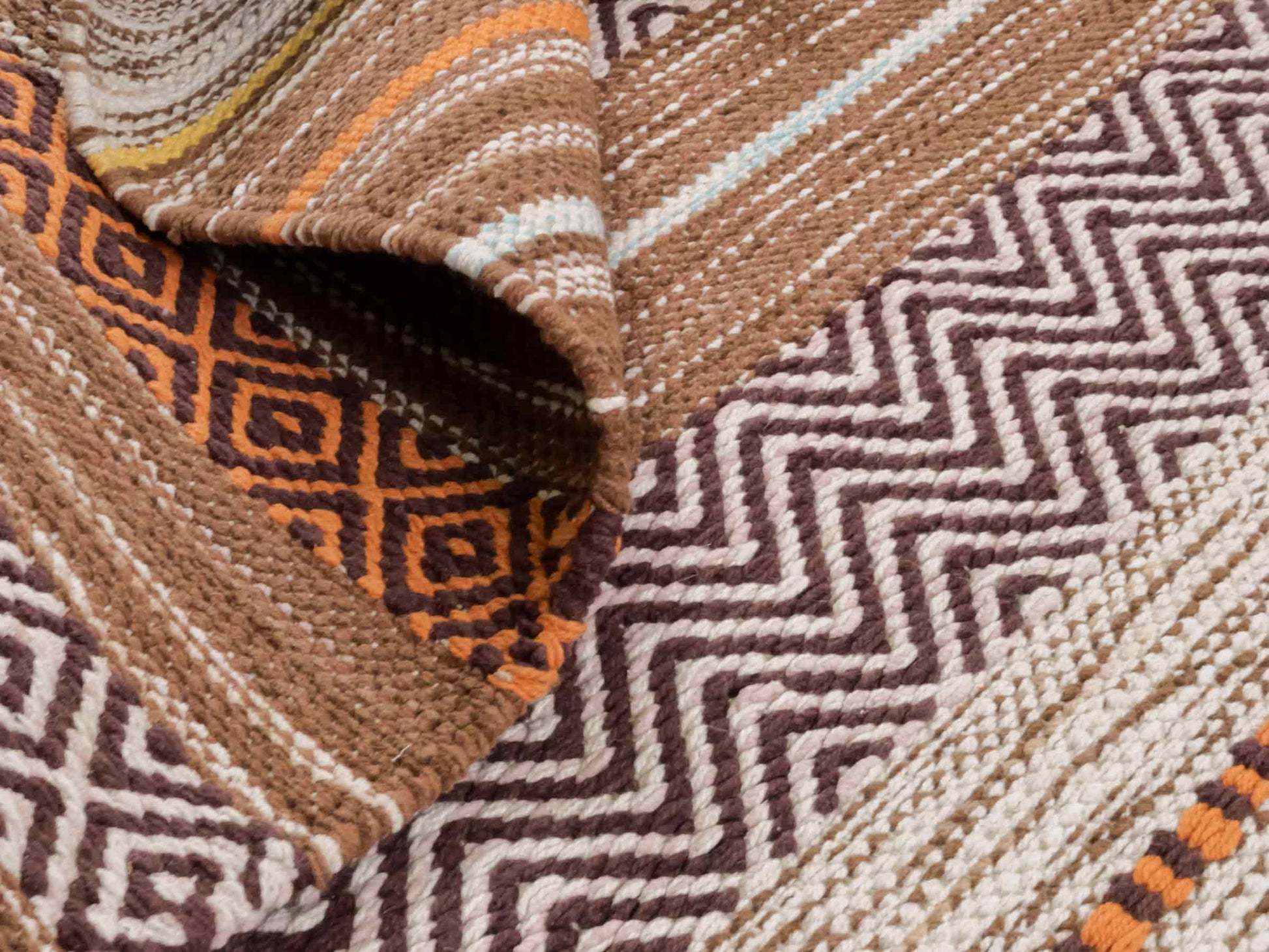 Handgewebter, moderner Indo Kelim Orientteppich von Khademi aus Baumwolle, orange, mehrfarbig. Geometrisches Design. Von Hand gewebt in Indien. Größe: 150x80cm. Teppichnummer: KB4-1651. Verkauf durch Jupiter Intl.