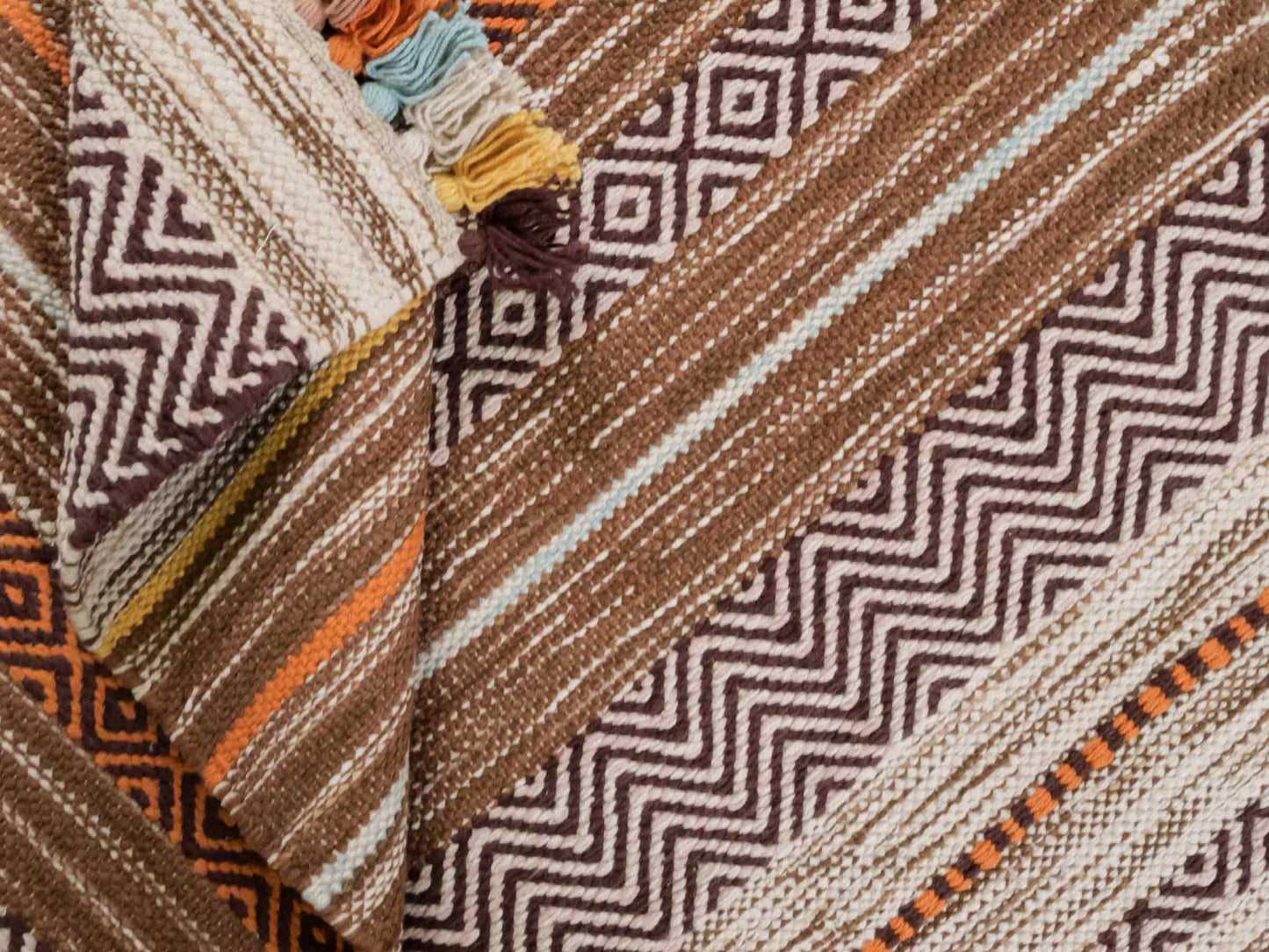 Handgewebter, moderner Indo Kelim Orientteppich von Khademi aus Baumwolle, orange, mehrfarbig. Geometrisches Design. Von Hand gewebt in Indien. Größe: 150x80cm. Teppichnummer: KB4-1651. Verkauf durch Jupiter Intl.