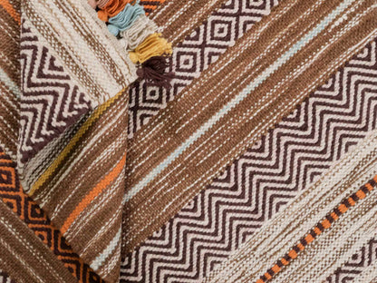 Handgewebter, moderner Indo Kelim Orientteppich von Khademi aus Baumwolle, orange, mehrfarbig. Geometrisches Design. Von Hand gewebt in Indien. Größe: 150x80cm. Teppichnummer: KB4-1651. Verkauf durch Jupiter Intl.