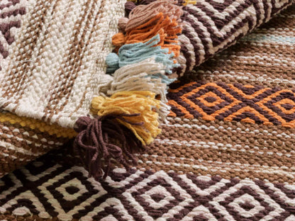 Handgewebter, moderner Indo Kelim Orientteppich von Khademi aus Baumwolle, orange, mehrfarbig. Geometrisches Design. Von Hand gewebt in Indien. Größe: 150x80cm. Teppichnummer: KB4-1651. Verkauf durch Jupiter Intl.