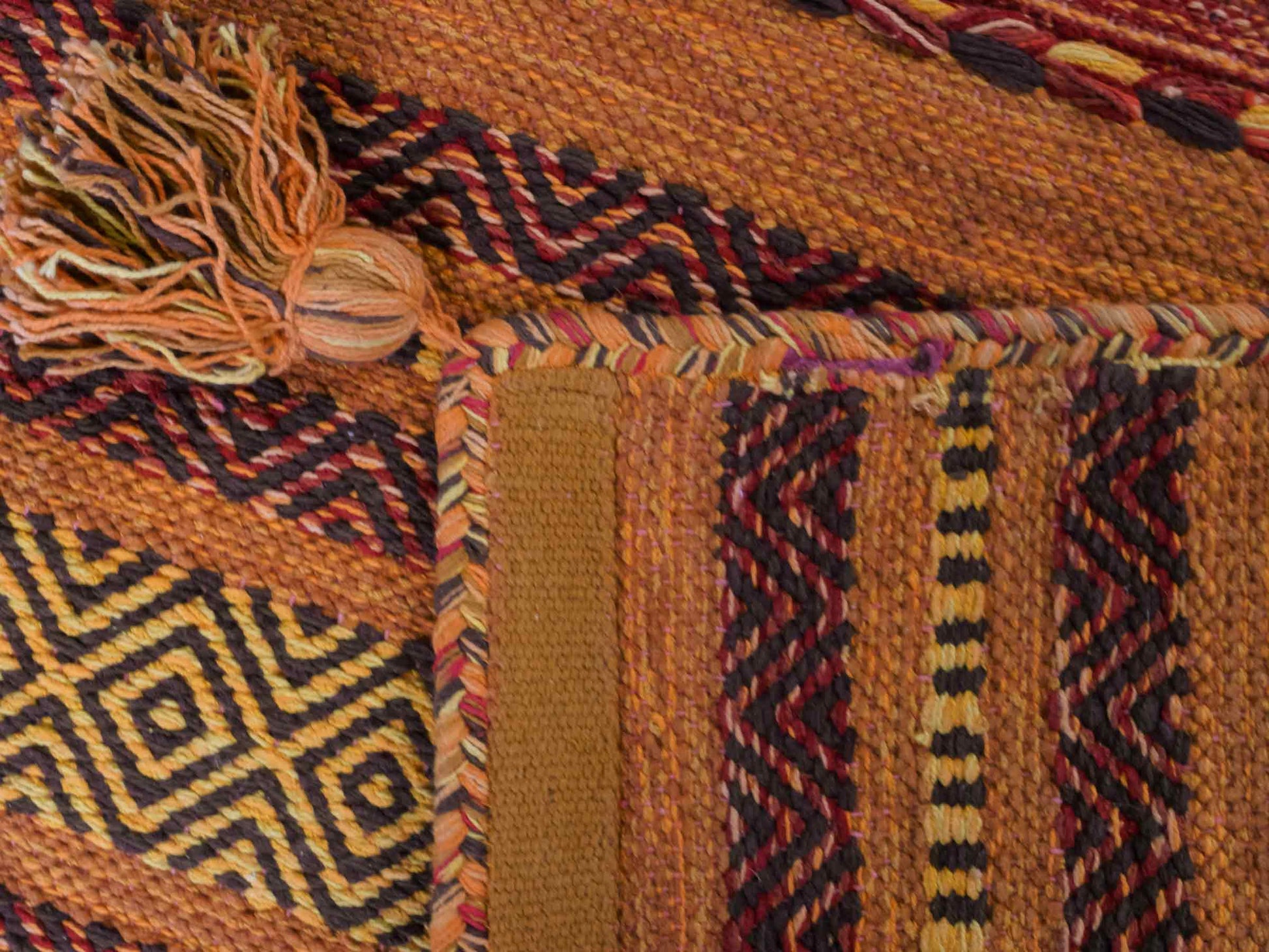 Handgewebter, moderner Indo Kelim Orientteppich von Khademi aus Baumwolle, orange. Geometrisches Design. Von Hand gewebt in Indien. Größe: 150x80cm. Teppichnummer: KB4-1652. Verkauf durch Jupiter Intl.