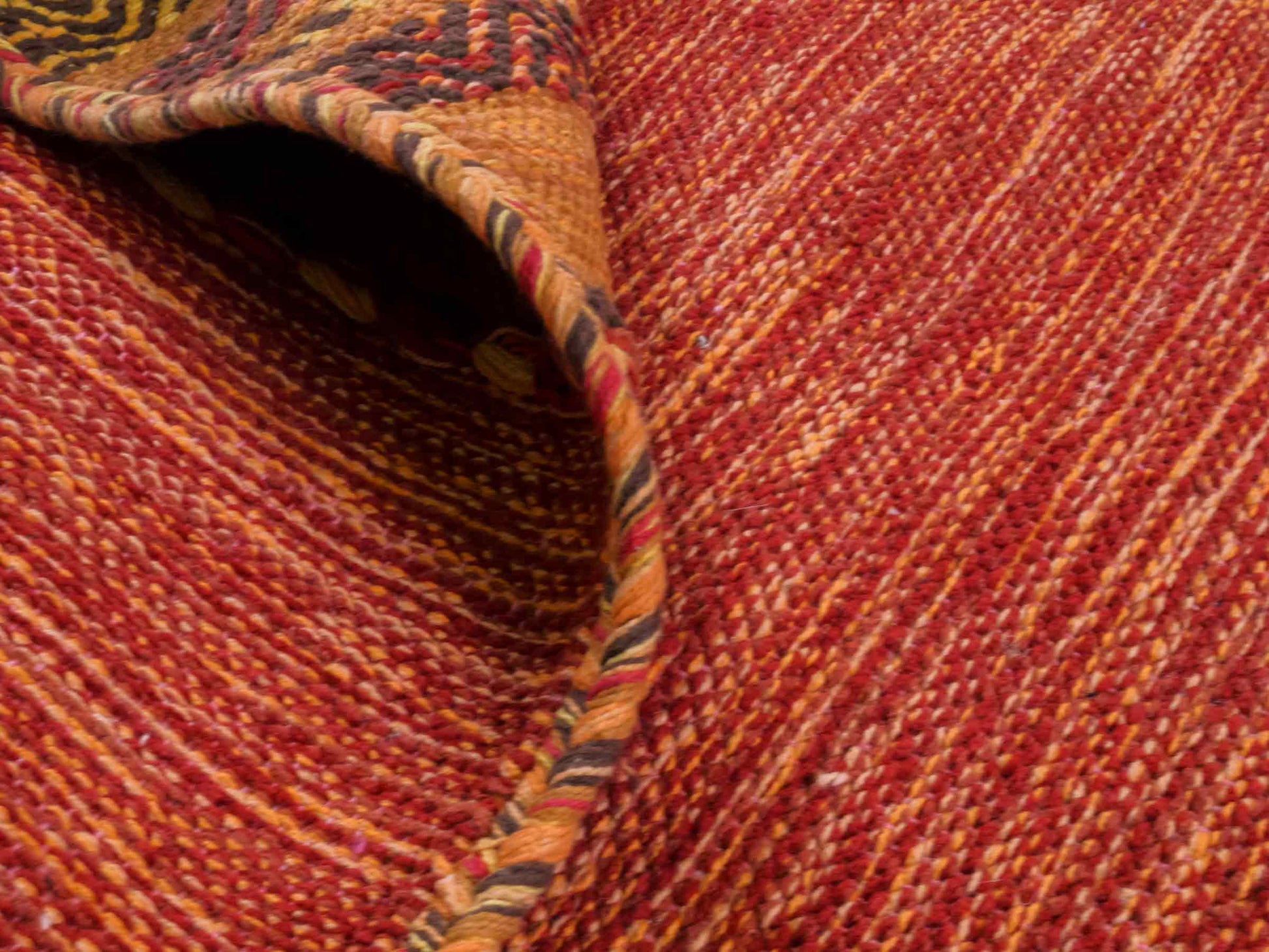 Handgewebter, moderner Indo Kelim Orientteppich von Khademi aus Baumwolle, orange. Geometrisches Design. Von Hand gewebt in Indien. Größe: 150x80cm. Teppichnummer: KB4-1652. Verkauf durch Jupiter Intl.