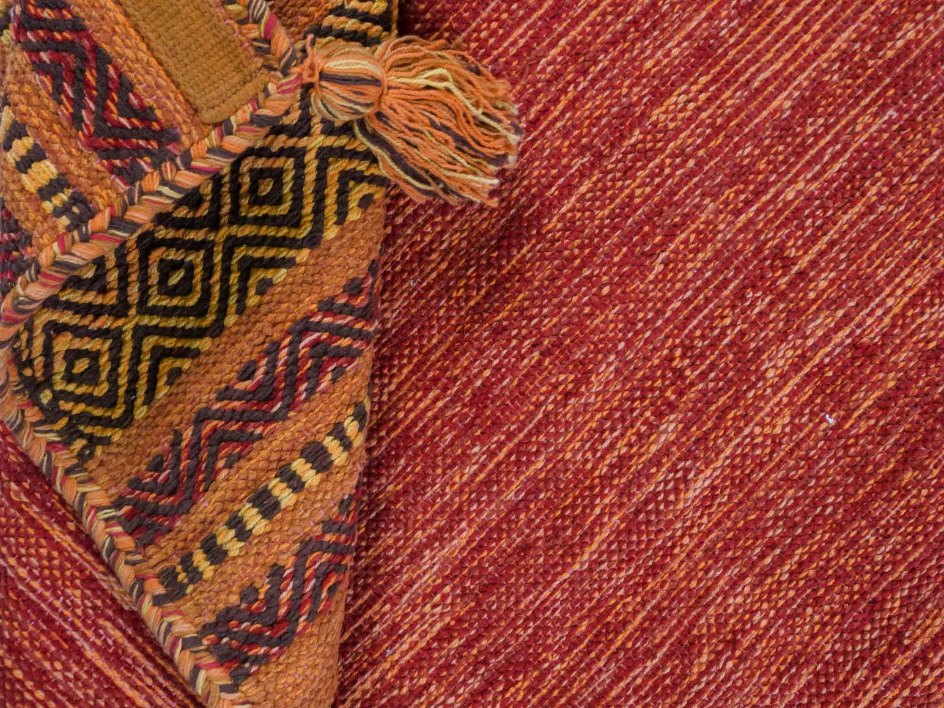 Handgewebter, moderner Indo Kelim Orientteppich von Khademi aus Baumwolle, orange. Geometrisches Design. Von Hand gewebt in Indien. Größe: 150x80cm. Teppichnummer: KB4-1652. Verkauf durch Jupiter Intl.