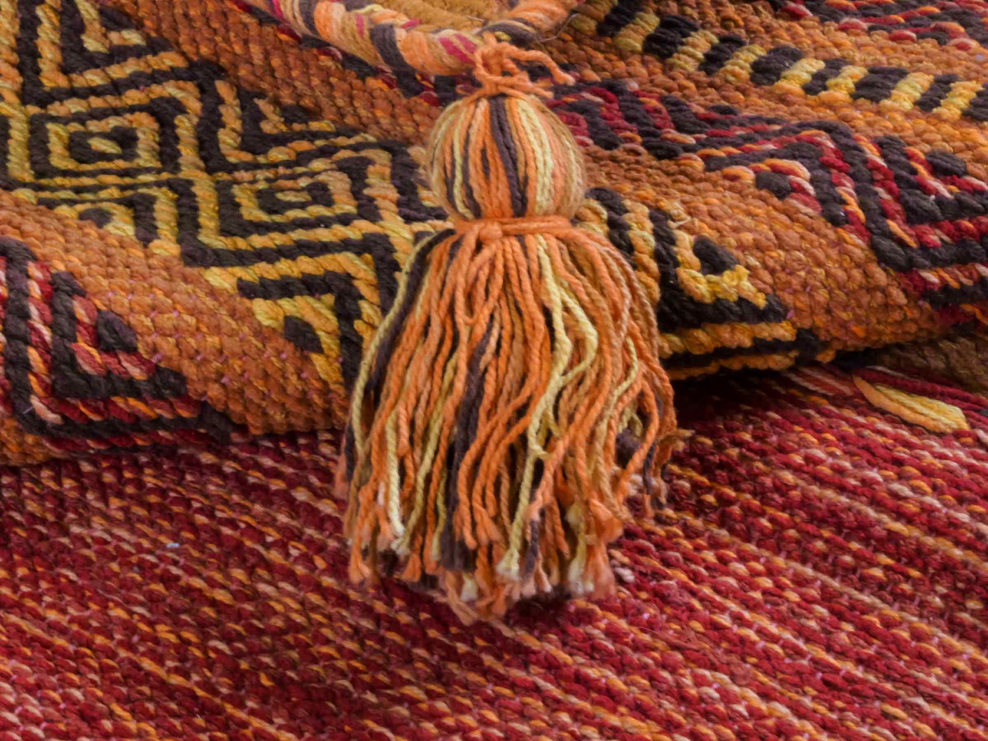 Handgewebter, moderner Indo Kelim Orientteppich von Khademi aus Baumwolle, orange. Geometrisches Design. Von Hand gewebt in Indien. Größe: 150x80cm. Teppichnummer: KB4-1652. Verkauf durch Jupiter Intl.