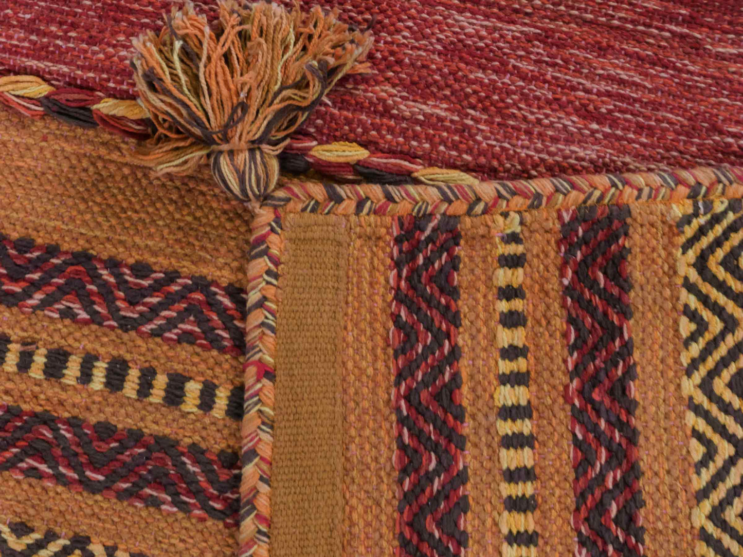 Handgewebter, moderner Indo Kelim Orientteppich von Khademi aus Baumwolle, orange. Geometrisches Design. Von Hand gewebt in Indien. Größe: 150x80cm. Teppichnummer: KB4-1653. Verkauf durch Jupiter Intl.