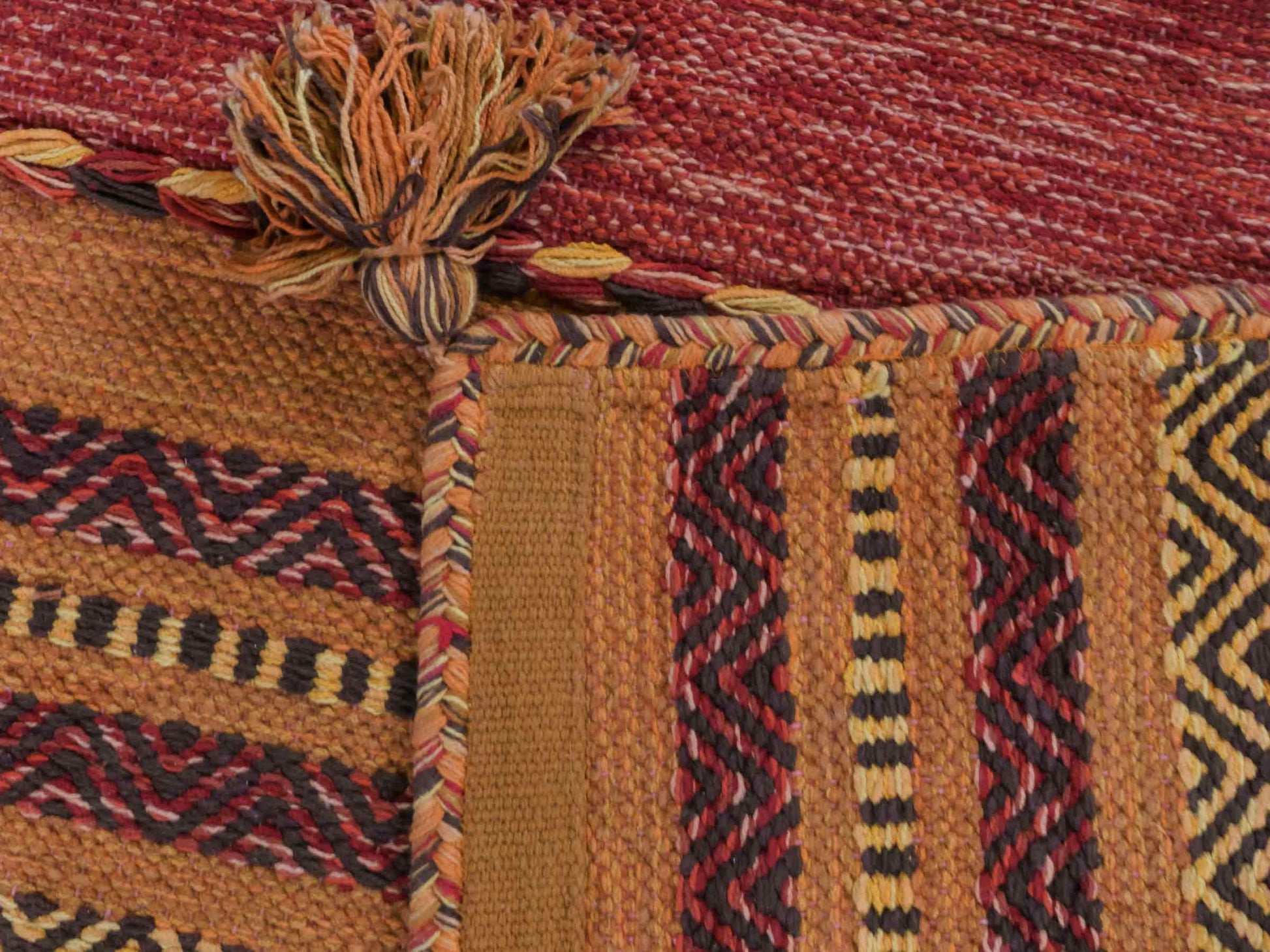 Handgewebter, moderner Indo Kelim Orientteppich von Khademi aus Baumwolle, orange. Geometrisches Design. Von Hand gewebt in Indien. Größe: 150x80cm. Teppichnummer: KB4-1653. Verkauf durch Jupiter Intl.