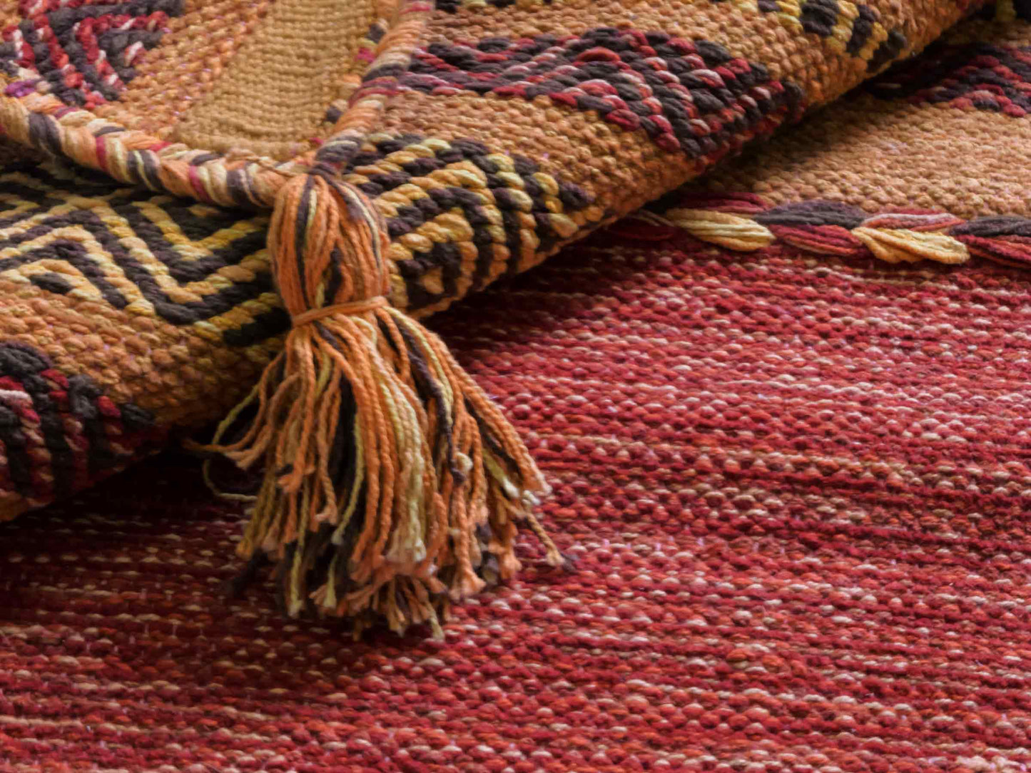 Handgewebter, moderner Indo Kelim Orientteppich von Khademi aus Baumwolle, orange. Geometrisches Design. Von Hand gewebt in Indien. Größe: 150x80cm. Teppichnummer: KB4-1653. Verkauf durch Jupiter Intl.