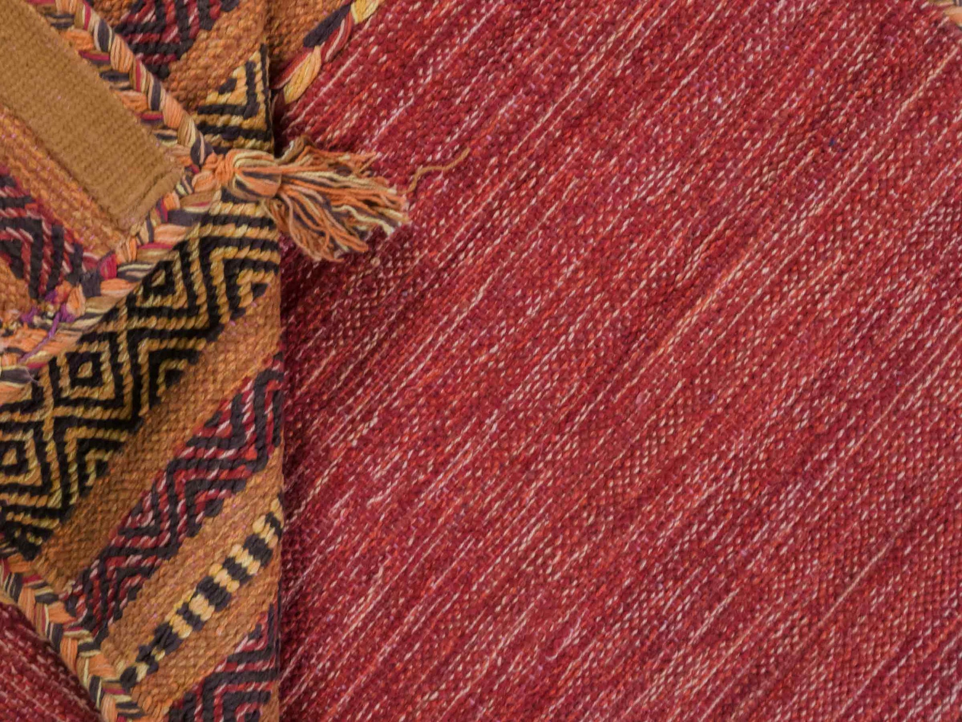 Handgewebter, moderner Indo Kelim Orientteppich von Khademi aus Baumwolle, orange. Geometrisches Design. Von Hand gewebt in Indien. Größe: 150x80cm. Teppichnummer: KB4-1654. Verkauf durch Jupiter Intl.