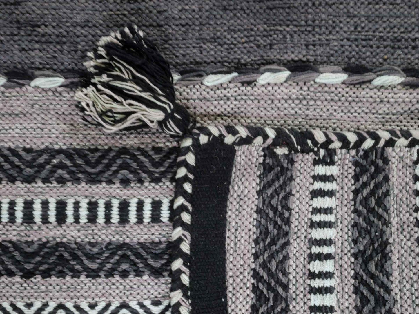 Handgewebter, moderner Indo Kelim Orientteppich von Khademi aus Baumwolle, navy. Geometrisches Design. Von Hand gewebt in Indien. Größe: 152x76cm. Teppichnummer: KB4-1648. Verkauf durch Jupiter Intl.