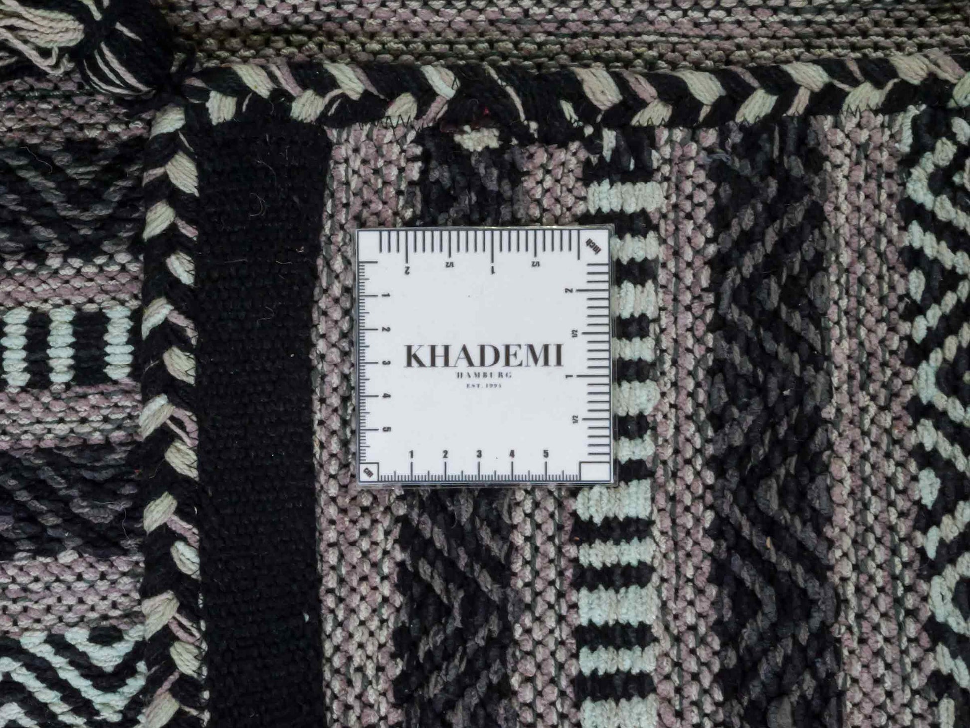 Handgewebter, moderner Indo Kelim Orientteppich von Khademi aus Baumwolle, navy. Geometrisches Design. Von Hand gewebt in Indien. Größe: 152x76cm. Teppichnummer: KB4-1648. Verkauf durch Jupiter Intl.