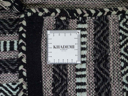 Handgewebter, moderner Indo Kelim Orientteppich von Khademi aus Baumwolle, navy. Geometrisches Design. Von Hand gewebt in Indien. Größe: 152x76cm. Teppichnummer: KB4-1648. Verkauf durch Jupiter Intl.