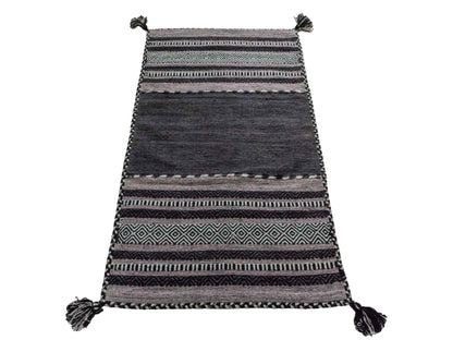 Handgewebter, moderner Indo Kelim Orientteppich von Khademi aus Baumwolle, navy. Geometrisches Design. Von Hand gewebt in Indien. Größe: 152x76cm. Teppichnummer: KB4-1648. Verkauf durch Jupiter Intl.