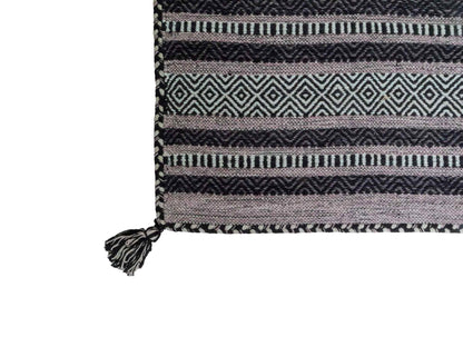 Handgewebter, moderner Indo Kelim Orientteppich von Khademi aus Baumwolle, navy. Geometrisches Design. Von Hand gewebt in Indien. Größe: 152x76cm. Teppichnummer: KB4-1648. Verkauf durch Jupiter Intl.