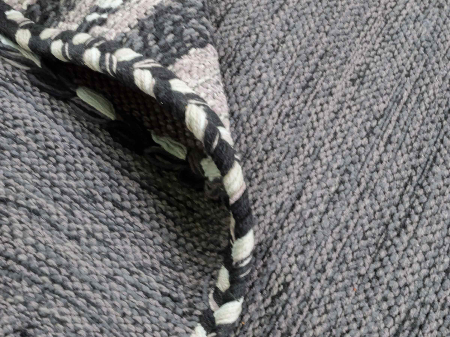 Handgewebter, moderner Indo Kelim Orientteppich von Khademi aus Baumwolle, navy. Geometrisches Design. Von Hand gewebt in Indien. Größe: 152x76cm. Teppichnummer: KB4-1648. Verkauf durch Jupiter Intl.