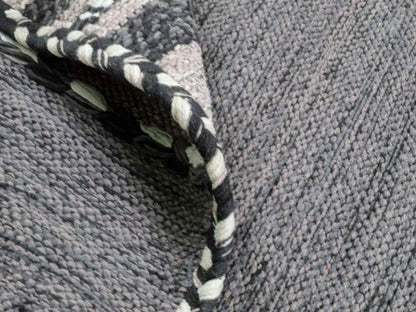 Handgewebter, moderner Indo Kelim Orientteppich von Khademi aus Baumwolle, navy. Geometrisches Design. Von Hand gewebt in Indien. Größe: 152x76cm. Teppichnummer: KB4-1648. Verkauf durch Jupiter Intl.