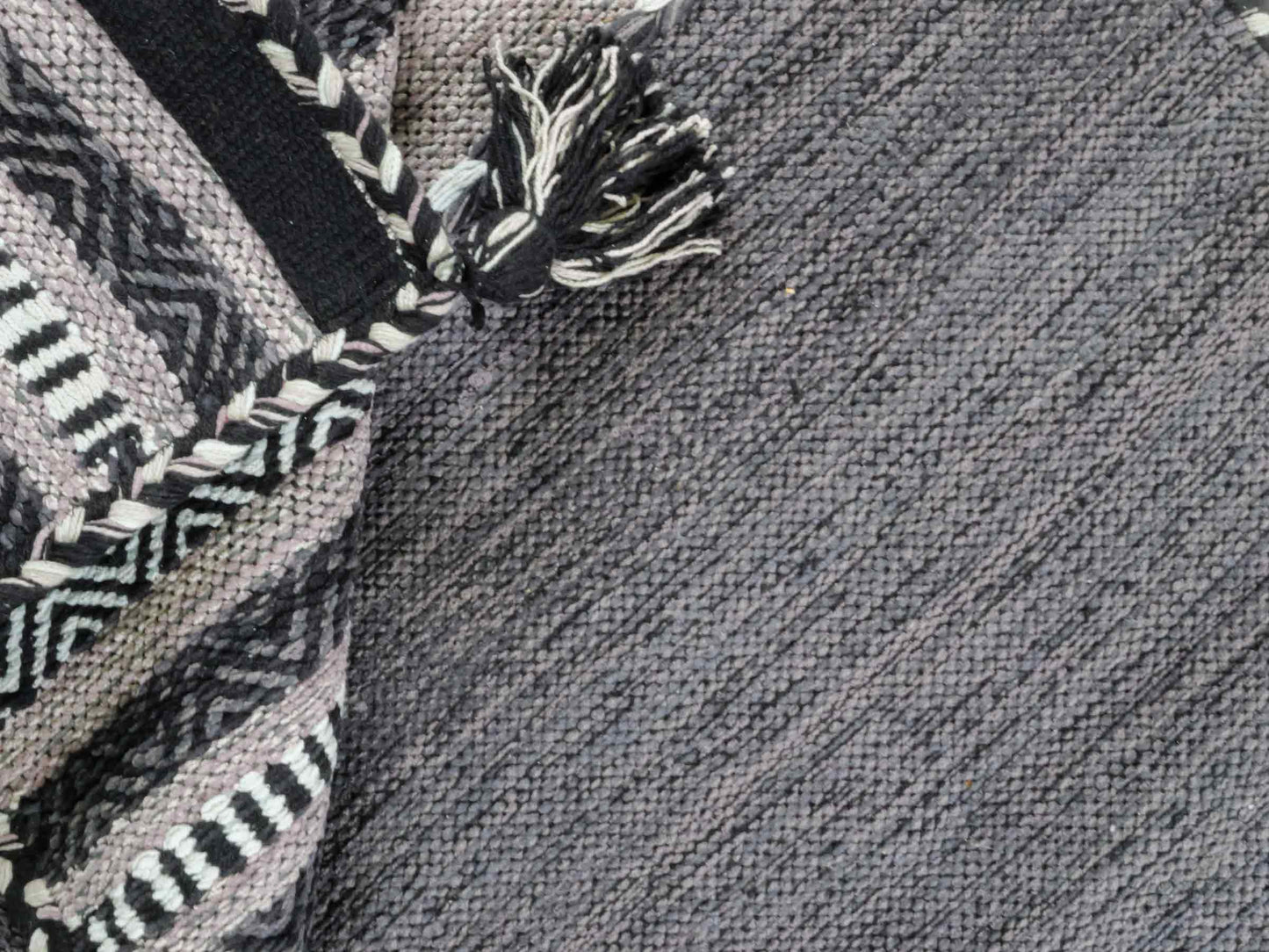 Handgewebter, moderner Indo Kelim Orientteppich von Khademi aus Baumwolle, navy. Geometrisches Design. Von Hand gewebt in Indien. Größe: 152x76cm. Teppichnummer: KB4-1648. Verkauf durch Jupiter Intl.