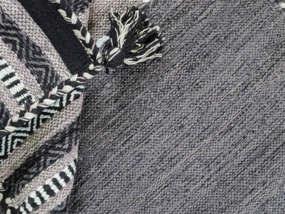 Handgewebter, moderner Indo Kelim Orientteppich von Khademi aus Baumwolle, navy. Geometrisches Design. Von Hand gewebt in Indien. Größe: 152x76cm. Teppichnummer: KB4-1648. Verkauf durch Jupiter Intl.