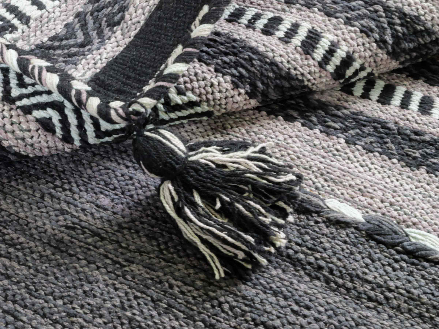 Handgewebter, moderner Indo Kelim Orientteppich von Khademi aus Baumwolle, navy. Geometrisches Design. Von Hand gewebt in Indien. Größe: 152x76cm. Teppichnummer: KB4-1648. Verkauf durch Jupiter Intl.