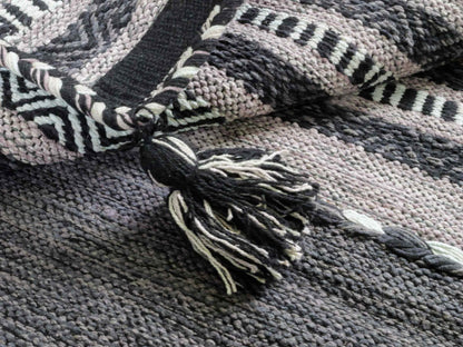 Handgewebter, moderner Indo Kelim Orientteppich von Khademi aus Baumwolle, navy. Geometrisches Design. Von Hand gewebt in Indien. Größe: 152x76cm. Teppichnummer: KB4-1648. Verkauf durch Jupiter Intl.