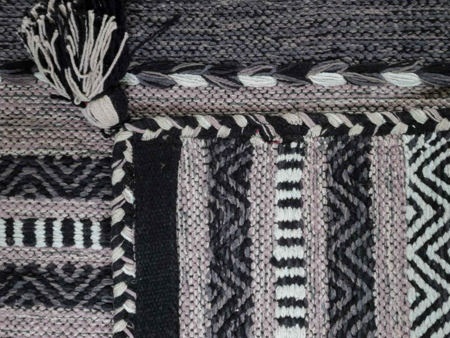 Handgewebter, moderner Indo Kelim Orientteppich von Khademi aus Baumwolle, navy. Geometrisches Design. Von Hand gewebt in Indien. Größe: 152x76cm. Teppichnummer: KB4-1649. Verkauf durch Jupiter Intl.