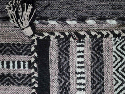 Handgewebter, moderner Indo Kelim Orientteppich von Khademi aus Baumwolle, navy. Geometrisches Design. Von Hand gewebt in Indien. Größe: 152x76cm. Teppichnummer: KB4-1649. Verkauf durch Jupiter Intl.