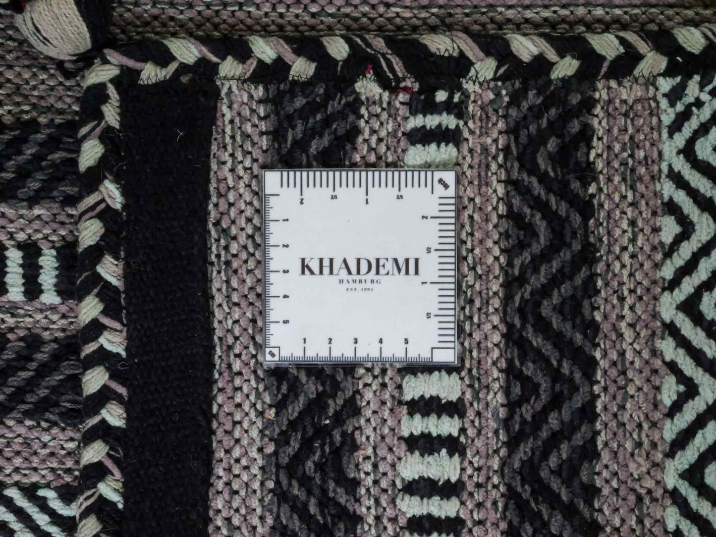 Handgewebter, moderner Indo Kelim Orientteppich von Khademi aus Baumwolle, navy. Geometrisches Design. Von Hand gewebt in Indien. Größe: 152x76cm. Teppichnummer: KB4-1649. Verkauf durch Jupiter Intl.