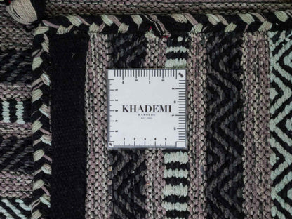 Handgewebter, moderner Indo Kelim Orientteppich von Khademi aus Baumwolle, navy. Geometrisches Design. Von Hand gewebt in Indien. Größe: 152x76cm. Teppichnummer: KB4-1649. Verkauf durch Jupiter Intl.