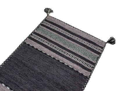 Handgewebter, moderner Indo Kelim Orientteppich von Khademi aus Baumwolle, navy. Geometrisches Design. Von Hand gewebt in Indien. Größe: 152x76cm. Teppichnummer: KB4-1649. Verkauf durch Jupiter Intl.