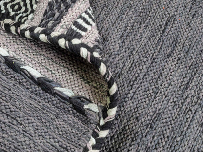 Handgewebter, moderner Indo Kelim Orientteppich von Khademi aus Baumwolle, navy. Geometrisches Design. Von Hand gewebt in Indien. Größe: 152x76cm. Teppichnummer: KB4-1649. Verkauf durch Jupiter Intl.