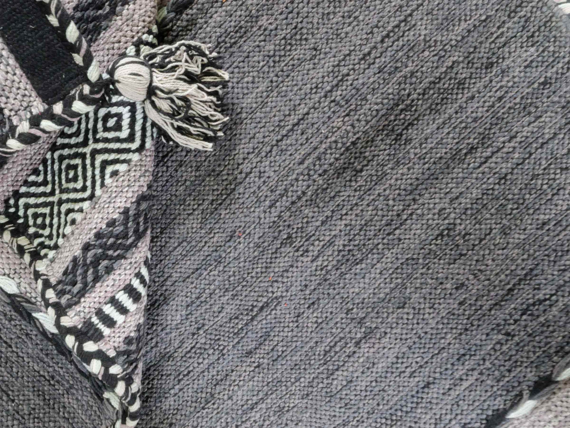 Handgewebter, moderner Indo Kelim Orientteppich von Khademi aus Baumwolle, navy. Geometrisches Design. Von Hand gewebt in Indien. Größe: 152x76cm. Teppichnummer: KB4-1649. Verkauf durch Jupiter Intl.