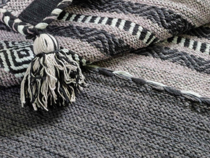 Handgewebter, moderner Indo Kelim Orientteppich von Khademi aus Baumwolle, navy. Geometrisches Design. Von Hand gewebt in Indien. Größe: 152x76cm. Teppichnummer: KB4-1649. Verkauf durch Jupiter Intl.