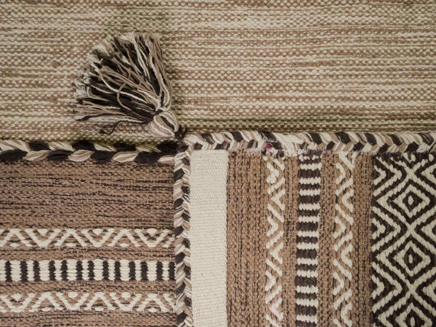 Handgewebter, moderner Indo Kelim Orientteppich von Khademi aus Baumwolle, beige. Geometrisches Design. Von Hand gewebt in Indien. Größe: 170x120cm. Teppichnummer: KB4-1662. Verkauf durch Jupiter Intl.