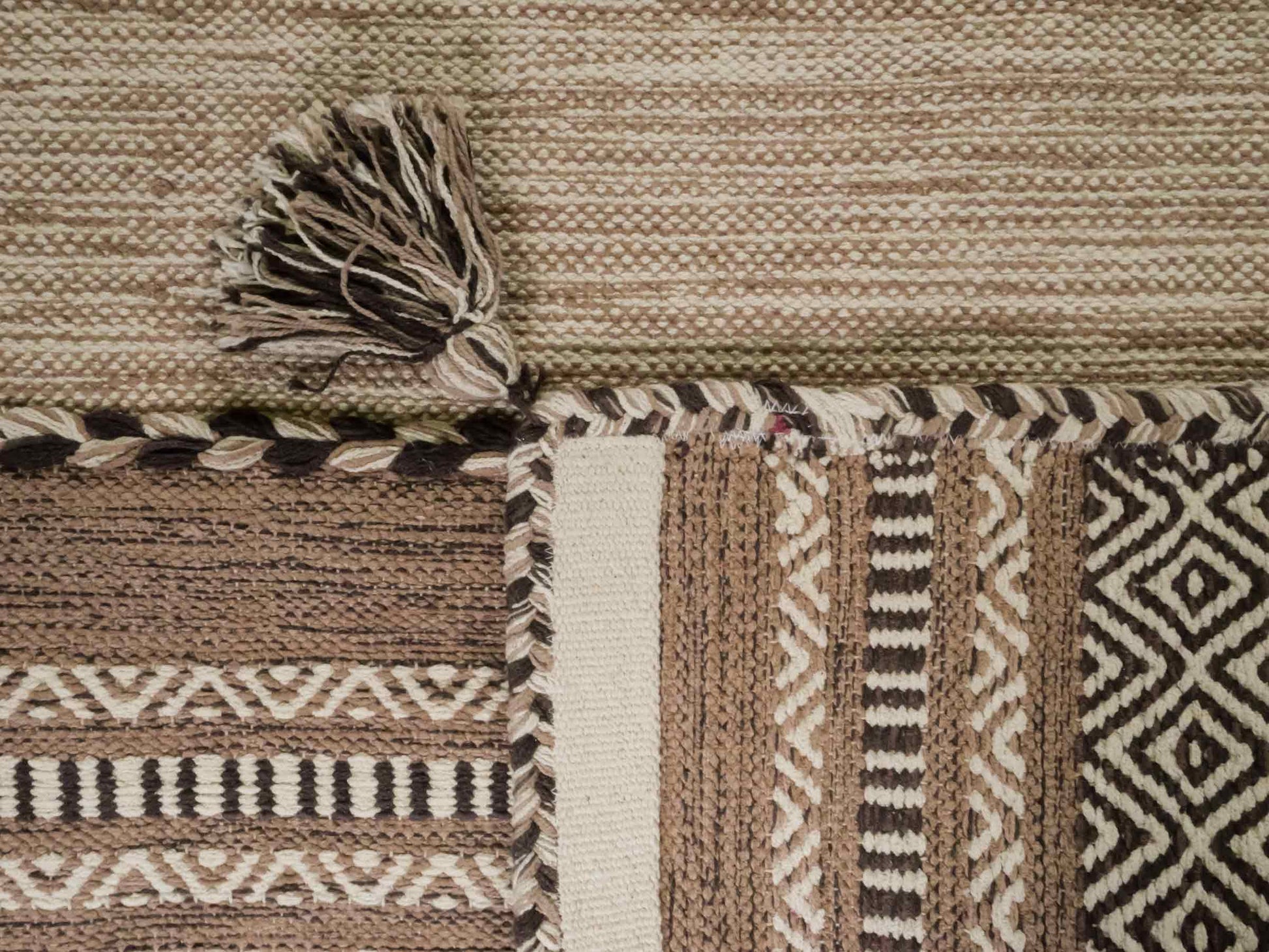 Handgewebter, moderner Indo Kelim Orientteppich von Khademi aus Baumwolle, beige. Geometrisches Design. Von Hand gewebt in Indien. Größe: 170x120cm. Teppichnummer: KB4-1662. Verkauf durch Jupiter Intl.