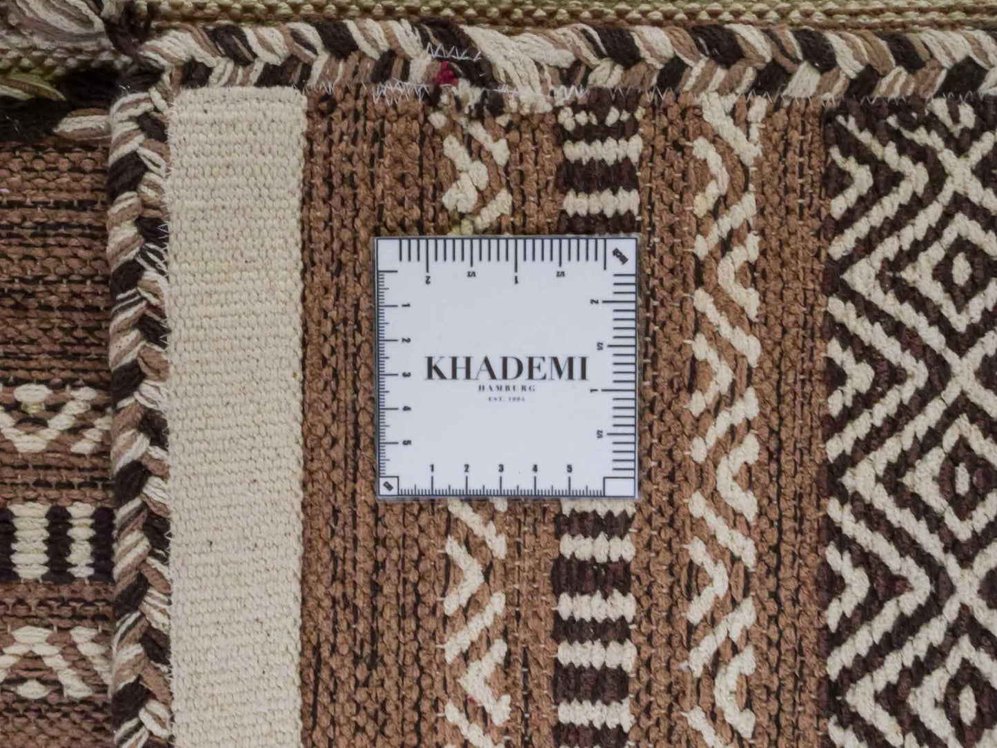 Handgewebter, moderner Indo Kelim Orientteppich von Khademi aus Baumwolle, beige. Geometrisches Design. Von Hand gewebt in Indien. Größe: 170x120cm. Teppichnummer: KB4-1662. Verkauf durch Jupiter Intl.