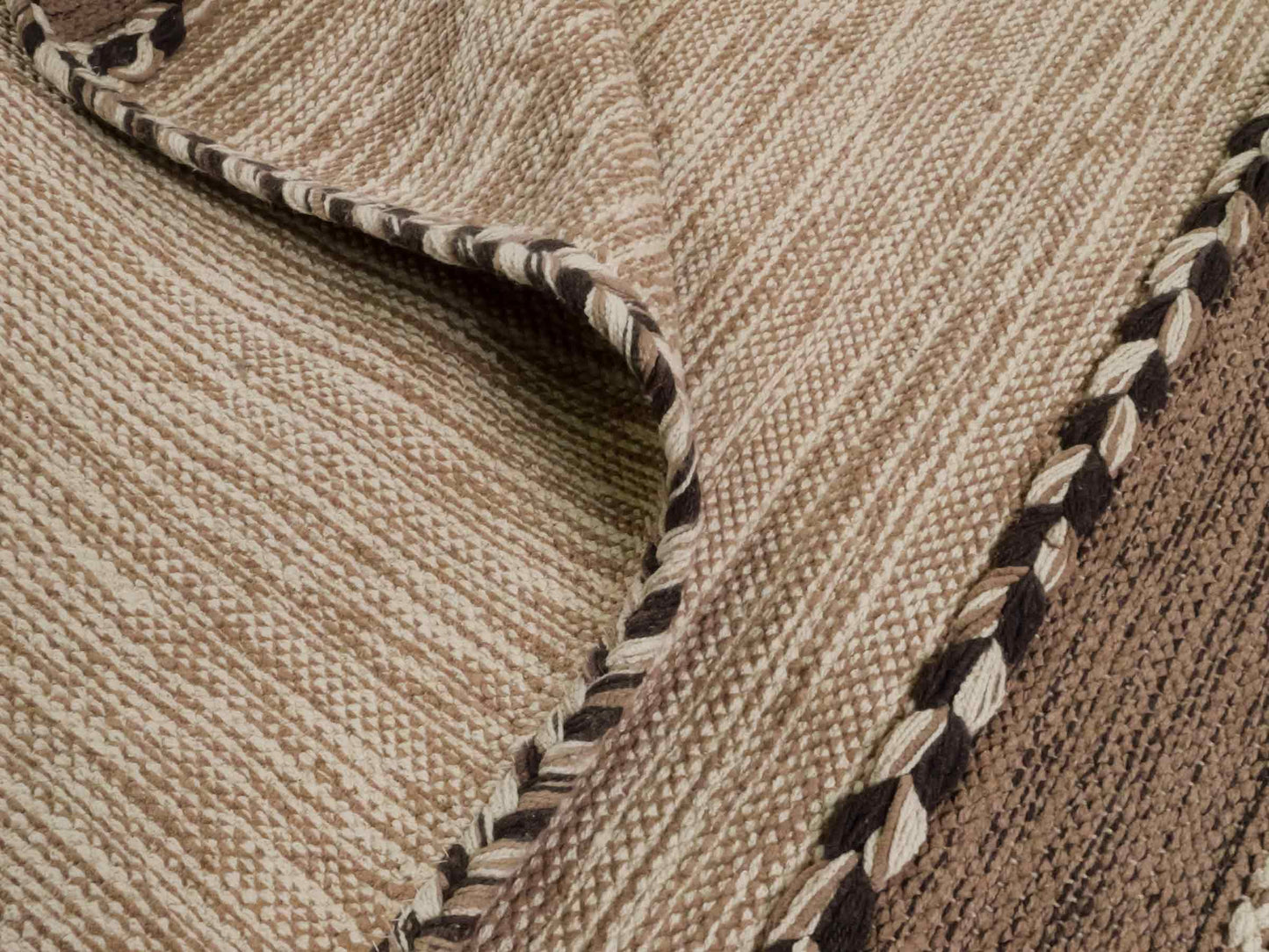 Handgewebter, moderner Indo Kelim Orientteppich von Khademi aus Baumwolle, beige. Geometrisches Design. Von Hand gewebt in Indien. Größe: 170x120cm. Teppichnummer: KB4-1662. Verkauf durch Jupiter Intl.