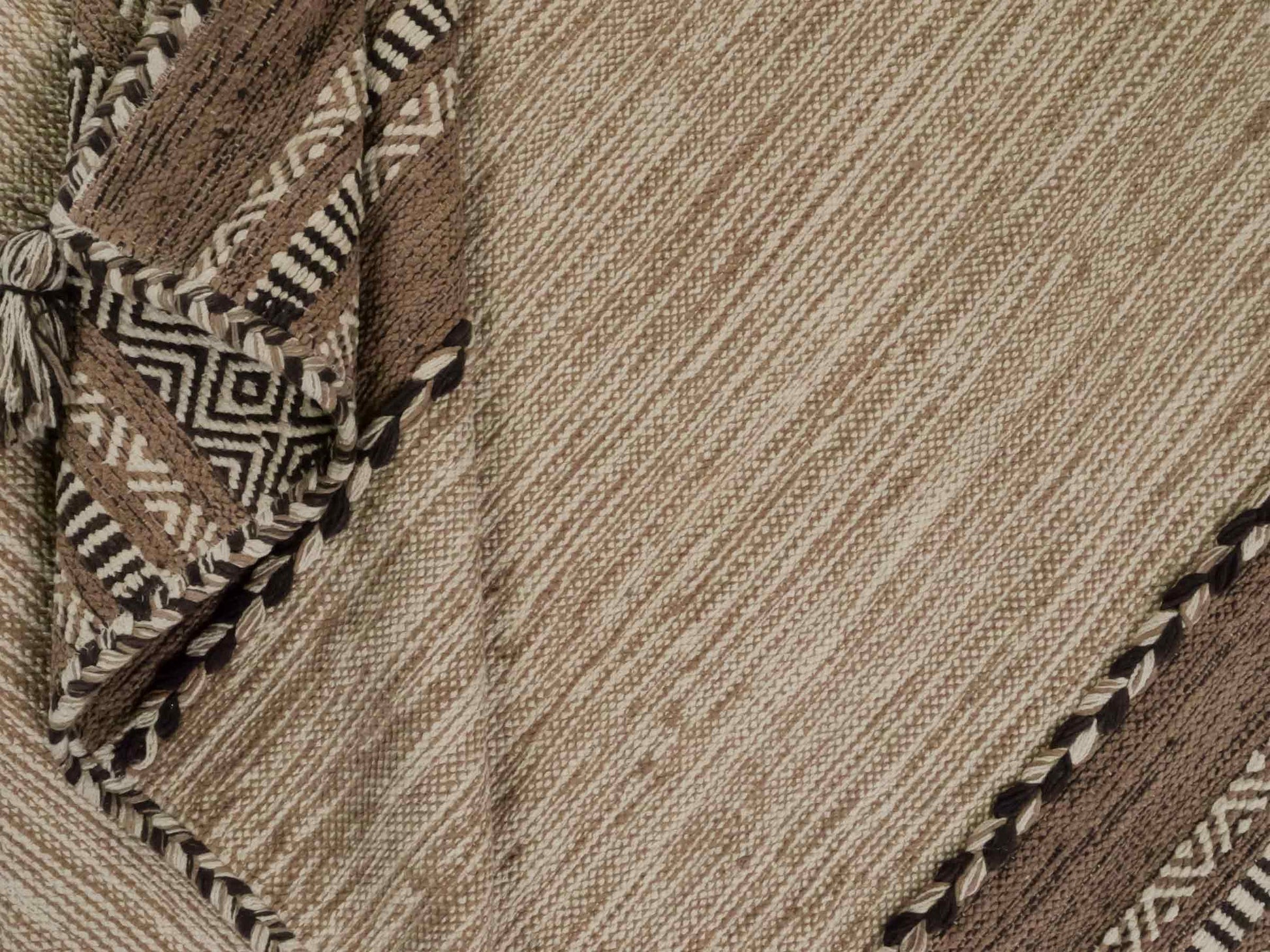 Handgewebter, moderner Indo Kelim Orientteppich von Khademi aus Baumwolle, beige. Geometrisches Design. Von Hand gewebt in Indien. Größe: 170x120cm. Teppichnummer: KB4-1662. Verkauf durch Jupiter Intl.