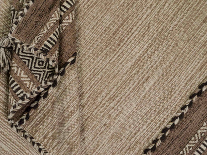 Handgewebter, moderner Indo Kelim Orientteppich von Khademi aus Baumwolle, beige. Geometrisches Design. Von Hand gewebt in Indien. Größe: 170x120cm. Teppichnummer: KB4-1662. Verkauf durch Jupiter Intl.