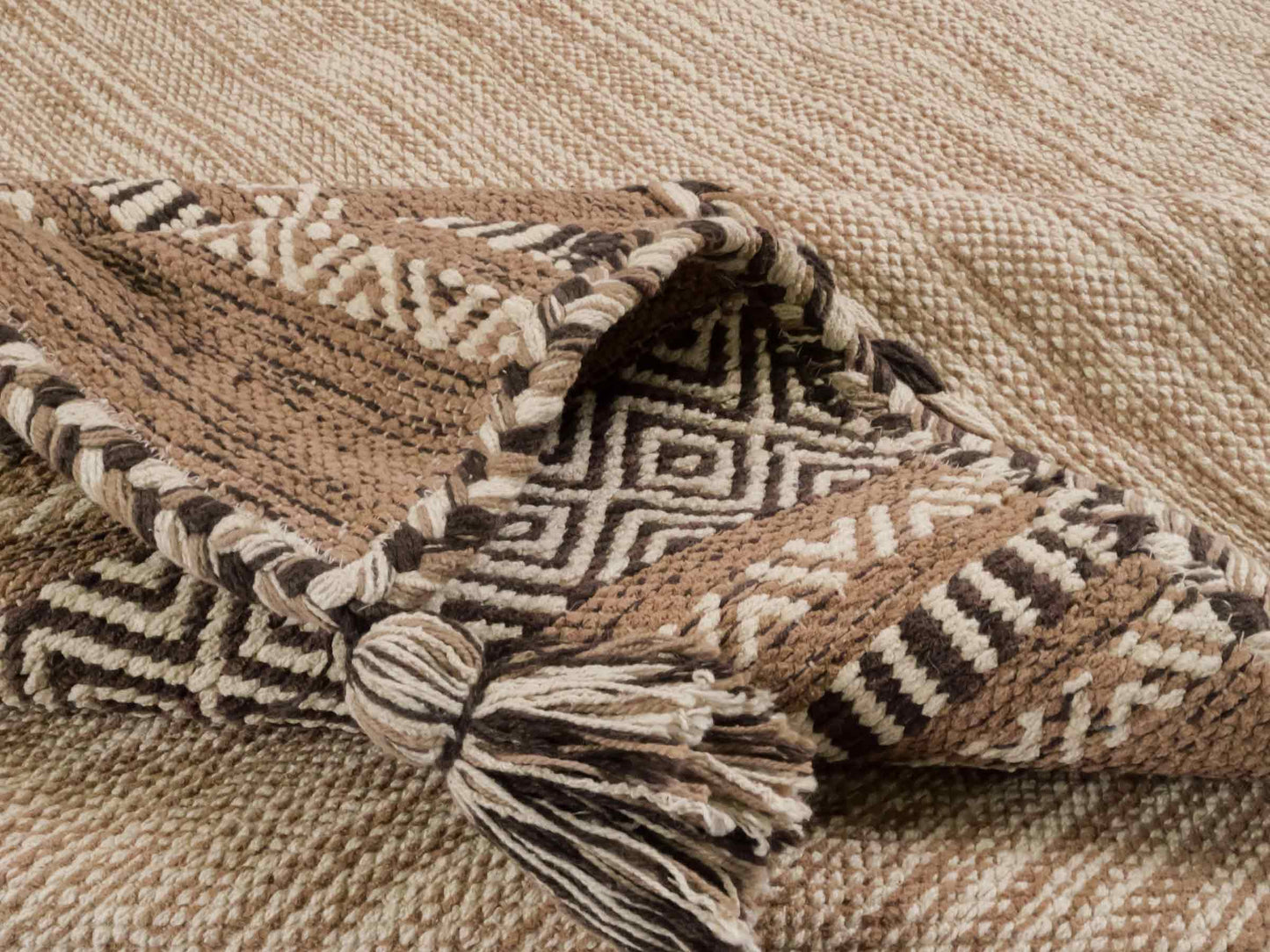 Handgewebter, moderner Indo Kelim Orientteppich von Khademi aus Baumwolle, beige. Geometrisches Design. Von Hand gewebt in Indien. Größe: 170x120cm. Teppichnummer: KB4-1662. Verkauf durch Jupiter Intl.