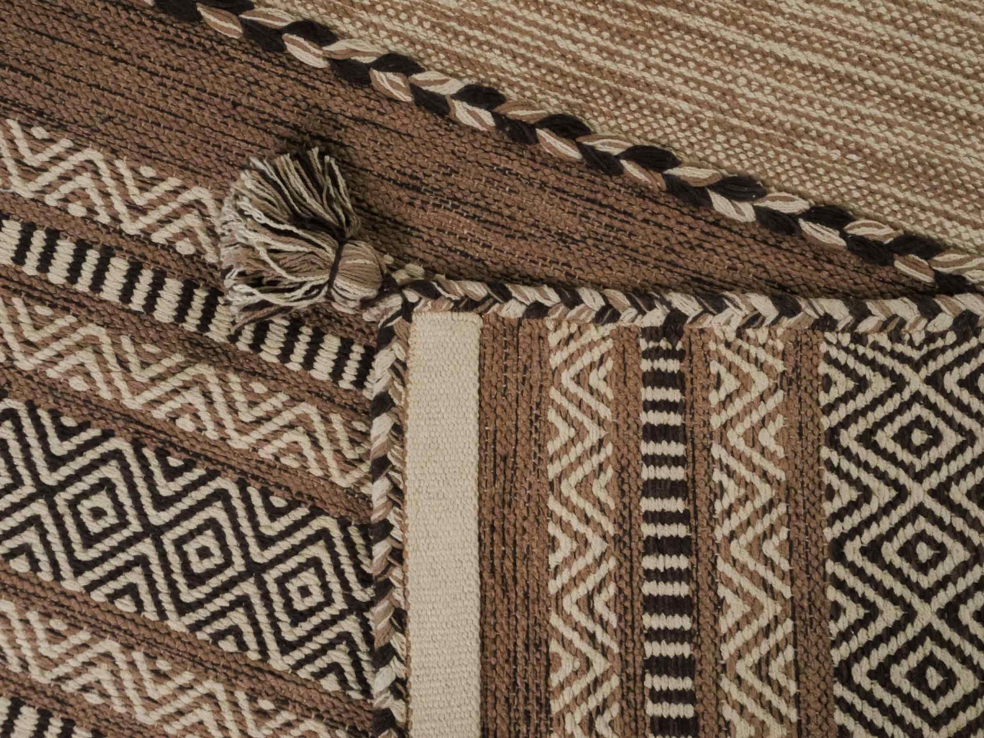 Handgewebter, moderner Indo Kelim Orientteppich von Khademi aus Baumwolle, beige. Geometrisches Design. Von Hand gewebt in Indien. Größe: 170x120cm. Teppichnummer: KB4-1663. Verkauf durch Jupiter Intl.