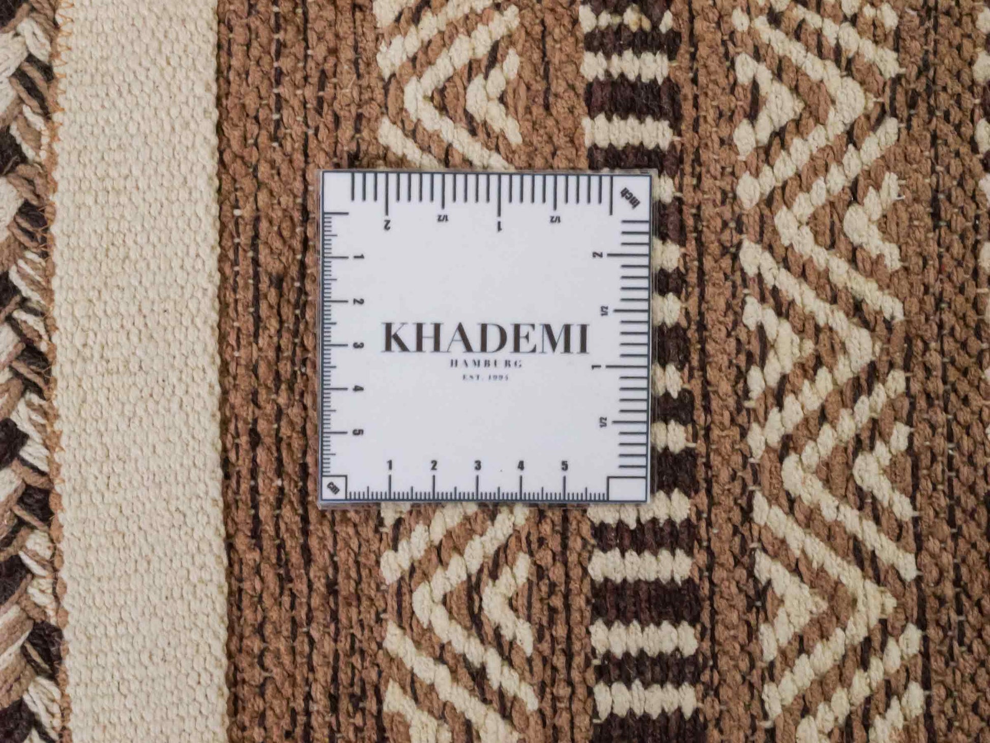 Handgewebter, moderner Indo Kelim Orientteppich von Khademi aus Baumwolle, beige. Geometrisches Design. Von Hand gewebt in Indien. Größe: 170x120cm. Teppichnummer: KB4-1663. Verkauf durch Jupiter Intl.