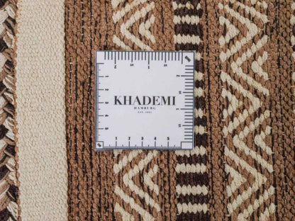 Handgewebter, moderner Indo Kelim Orientteppich von Khademi aus Baumwolle, beige. Geometrisches Design. Von Hand gewebt in Indien. Größe: 170x120cm. Teppichnummer: KB4-1663. Verkauf durch Jupiter Intl.