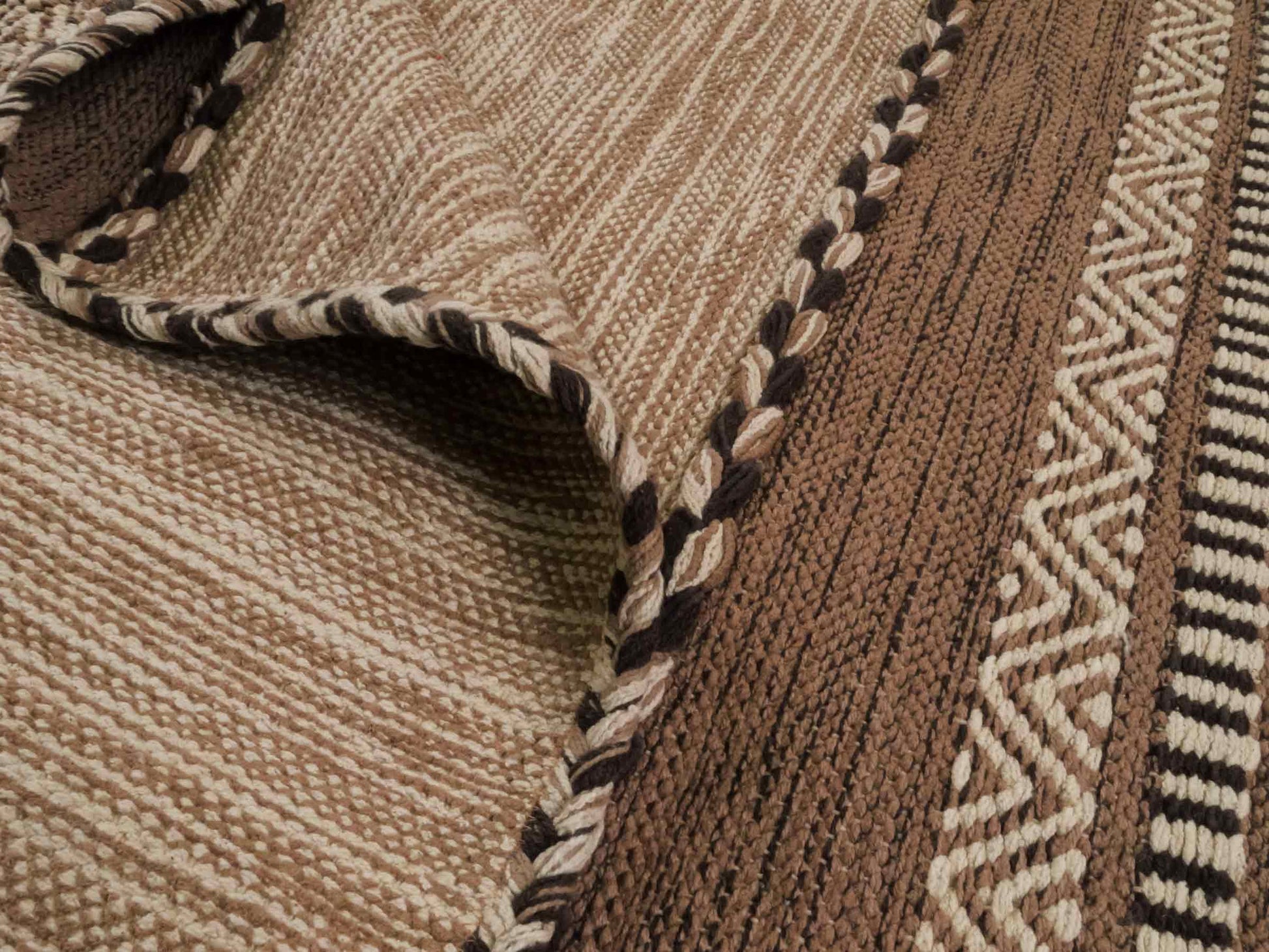 Handgewebter, moderner Indo Kelim Orientteppich von Khademi aus Baumwolle, beige. Geometrisches Design. Von Hand gewebt in Indien. Größe: 170x120cm. Teppichnummer: KB4-1663. Verkauf durch Jupiter Intl.