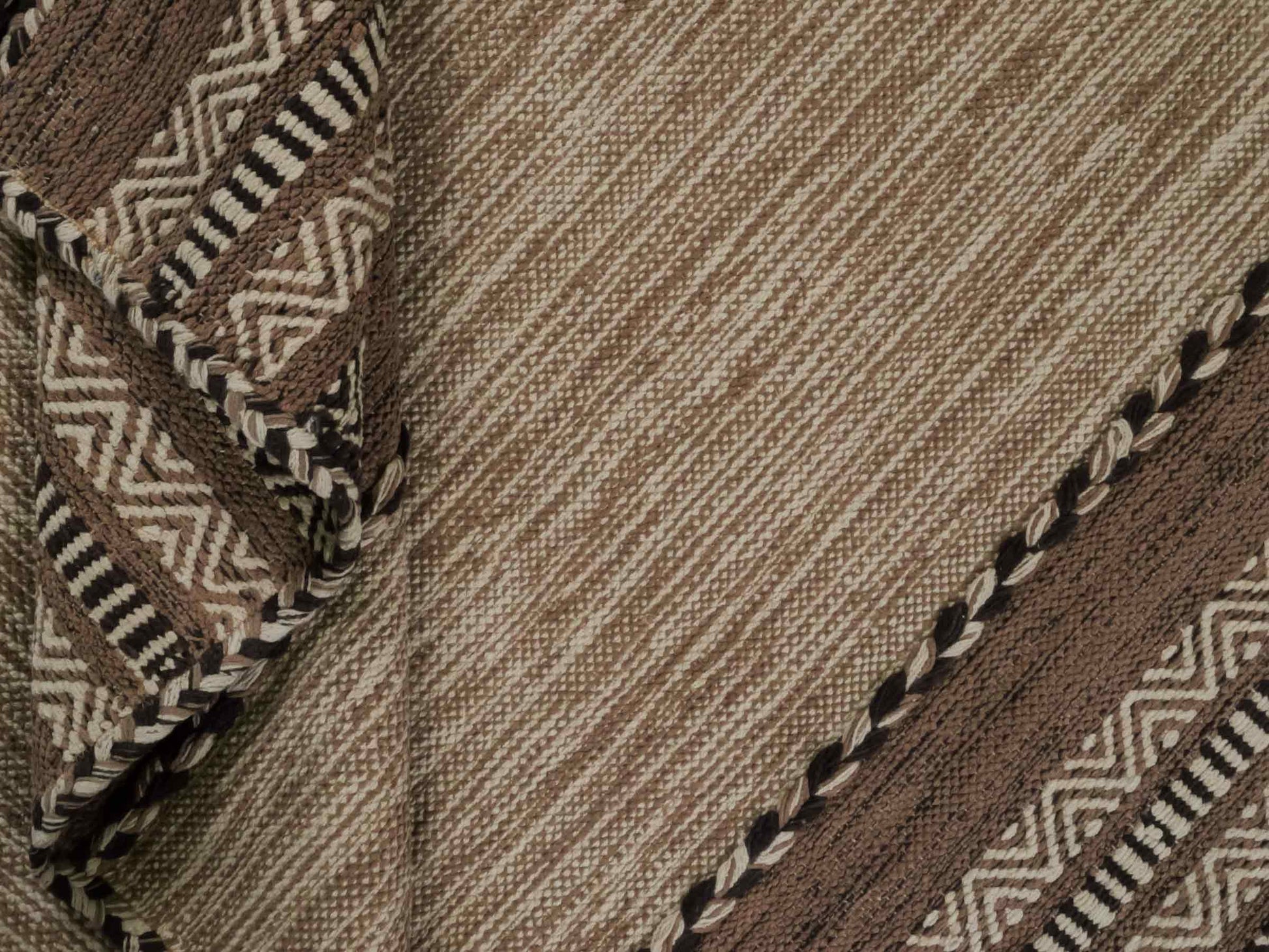 Handgewebter, moderner Indo Kelim Orientteppich von Khademi aus Baumwolle, beige. Geometrisches Design. Von Hand gewebt in Indien. Größe: 170x120cm. Teppichnummer: KB4-1663. Verkauf durch Jupiter Intl.