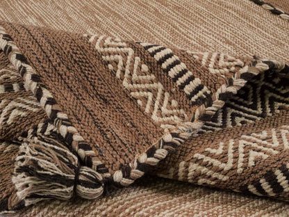 Handgewebter, moderner Indo Kelim Orientteppich von Khademi aus Baumwolle, beige. Geometrisches Design. Von Hand gewebt in Indien. Größe: 170x120cm. Teppichnummer: KB4-1663. Verkauf durch Jupiter Intl.