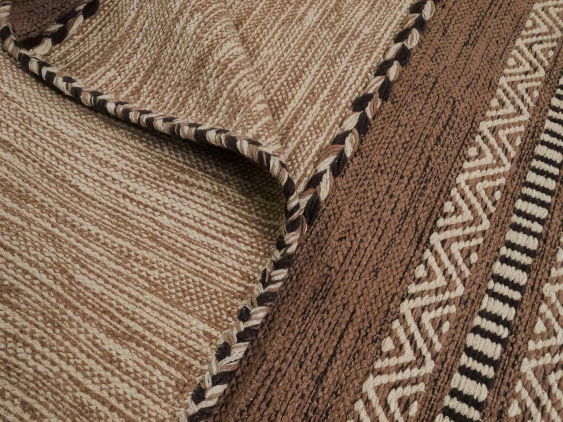 Handgewebter, moderner Indo Kelim Orientteppich von Khademi aus Baumwolle, beige. Geometrisches Design. Von Hand gewebt in Indien. Größe: 170x120cm. Teppichnummer: KB4-1664. Verkauf durch Jupiter Intl.