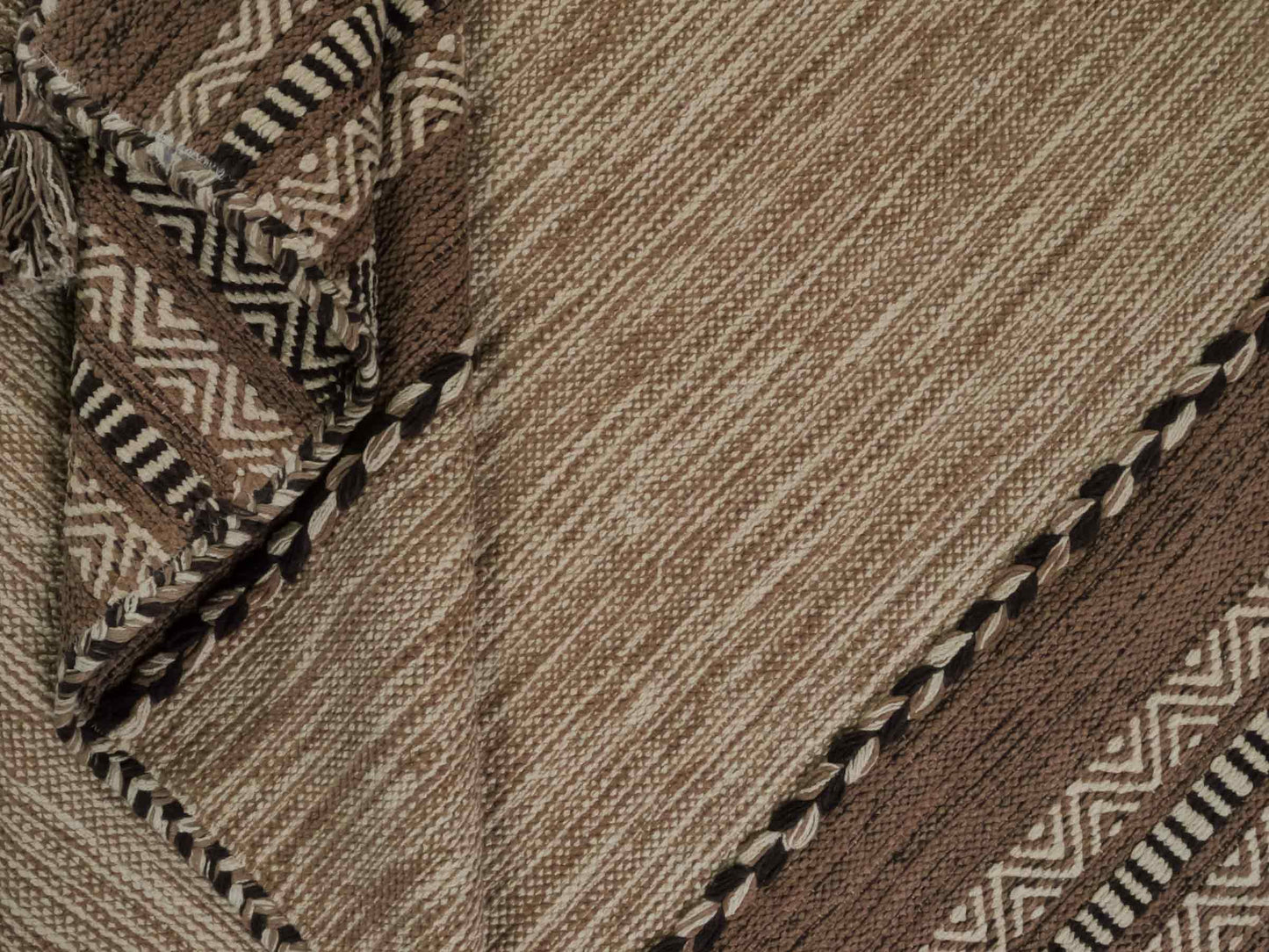 Handgewebter, moderner Indo Kelim Orientteppich von Khademi aus Baumwolle, beige. Geometrisches Design. Von Hand gewebt in Indien. Größe: 170x120cm. Teppichnummer: KB4-1664. Verkauf durch Jupiter Intl.