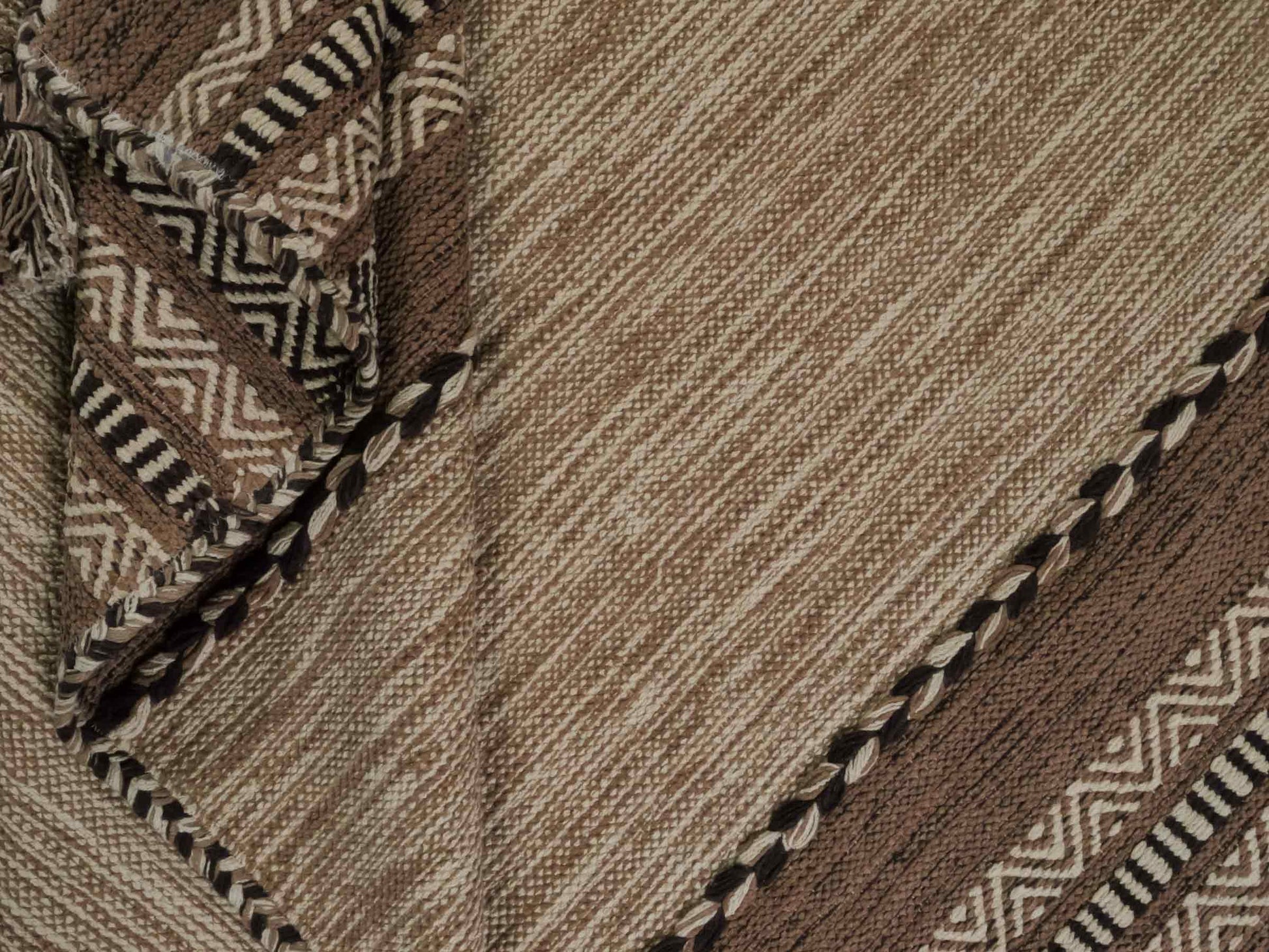 Handgewebter, moderner Indo Kelim Orientteppich von Khademi aus Baumwolle, beige. Geometrisches Design. Von Hand gewebt in Indien. Größe: 170x120cm. Teppichnummer: KB4-1664. Verkauf durch Jupiter Intl.
